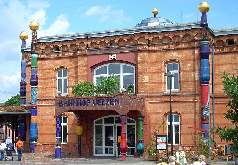 File:Hundertwasserbahnhof-Uelzen.jpg