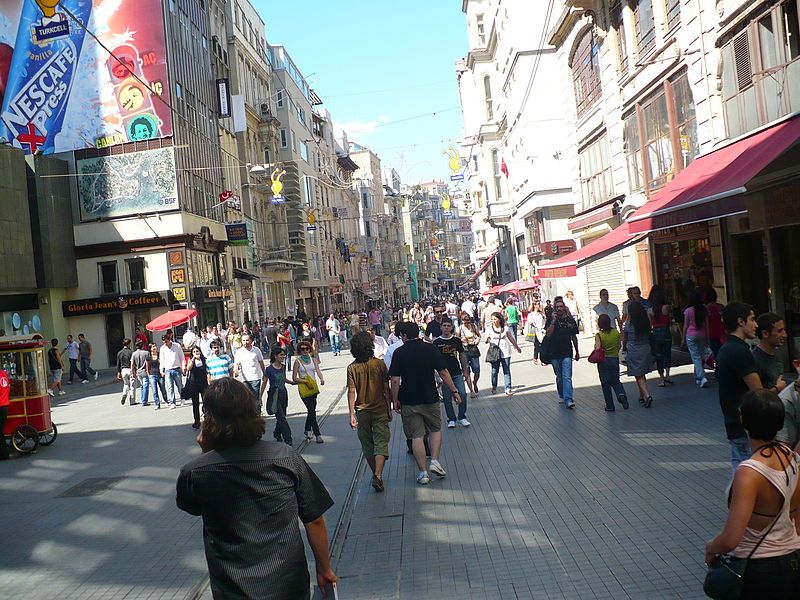 File:Istiklal caddesinde.JPG