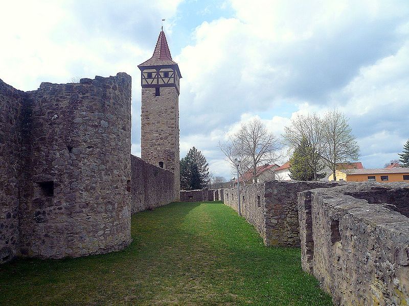 File:Kirchenburg, Achtlöchriger Turm.jpg