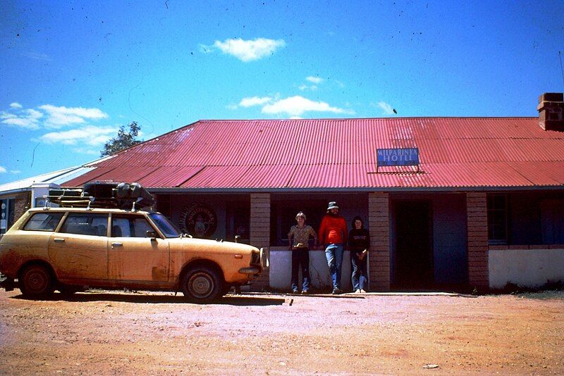 File:Milparinka Hotel. 1976.JPG