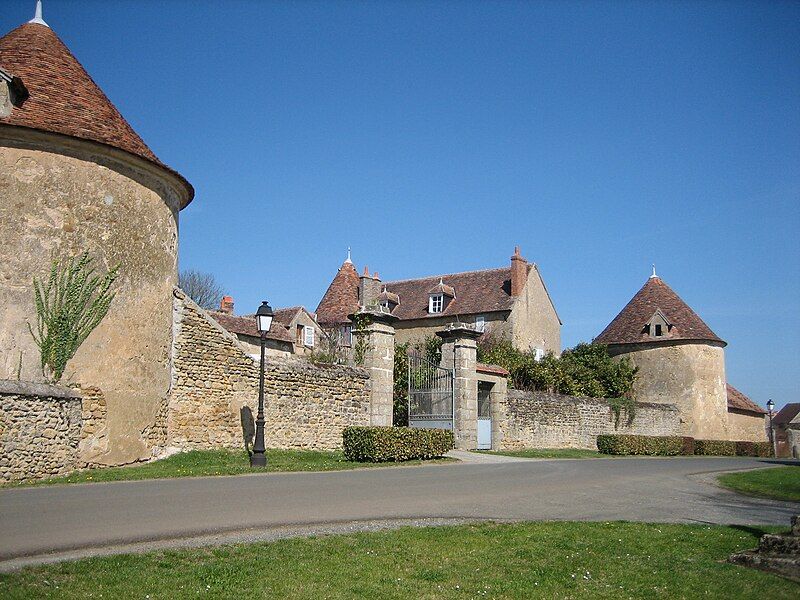 File:Montlevicq-Château vue latérale.JPG