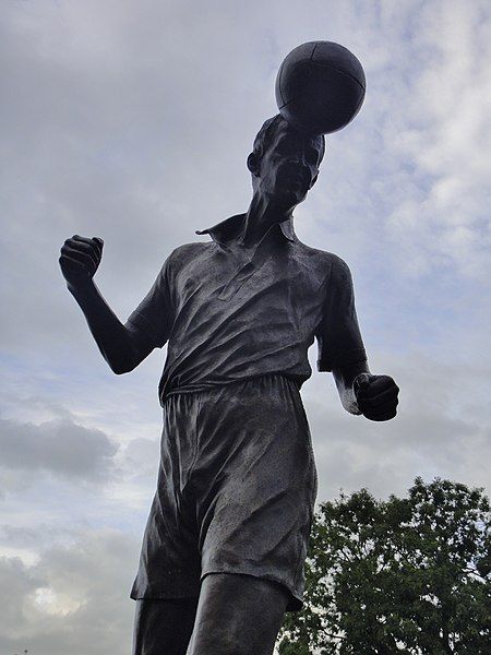 File:Roy Sproson statue.jpg