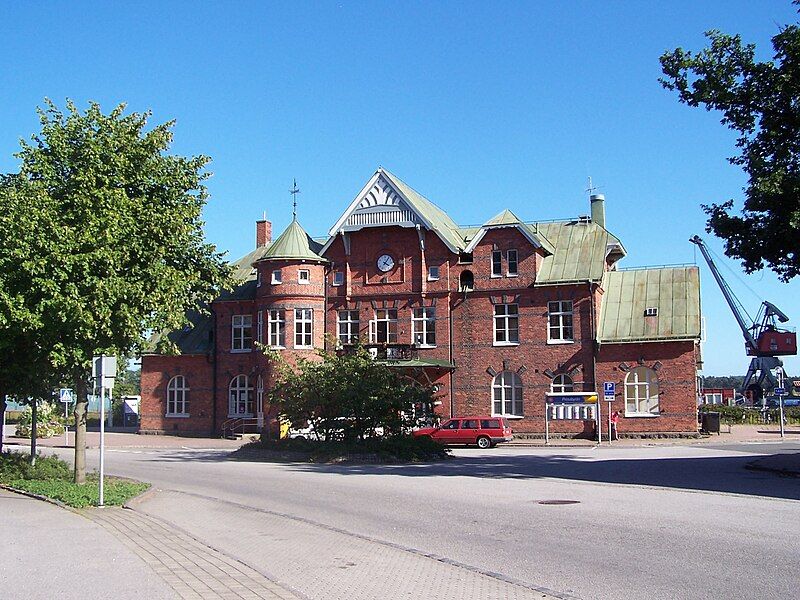 File:Sölvesborg Järnvägsstationen.jpg