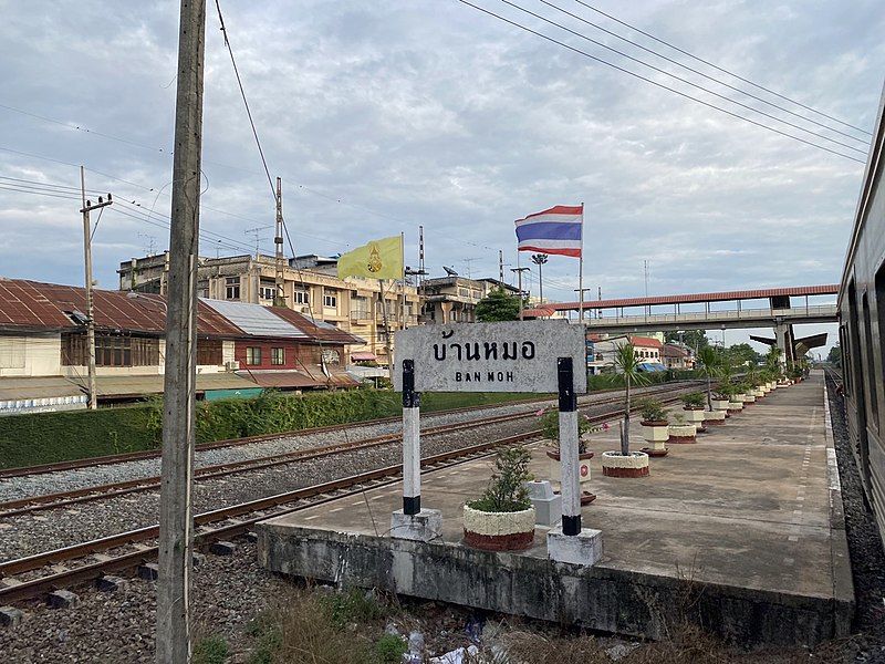 File:สถานีรถไฟบ้านหมอ 1.jpg