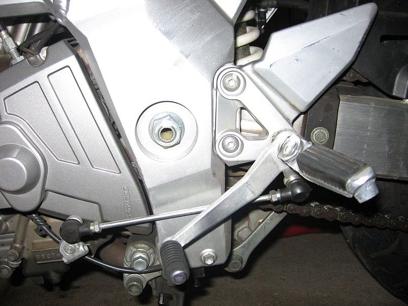 File:2003 SV650S Gearshift.jpg