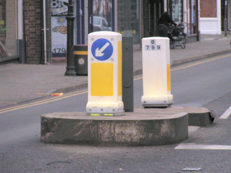 File:Bollards2742Canthusus.jpg