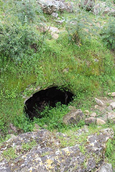 File:Cave in Selamin.jpg