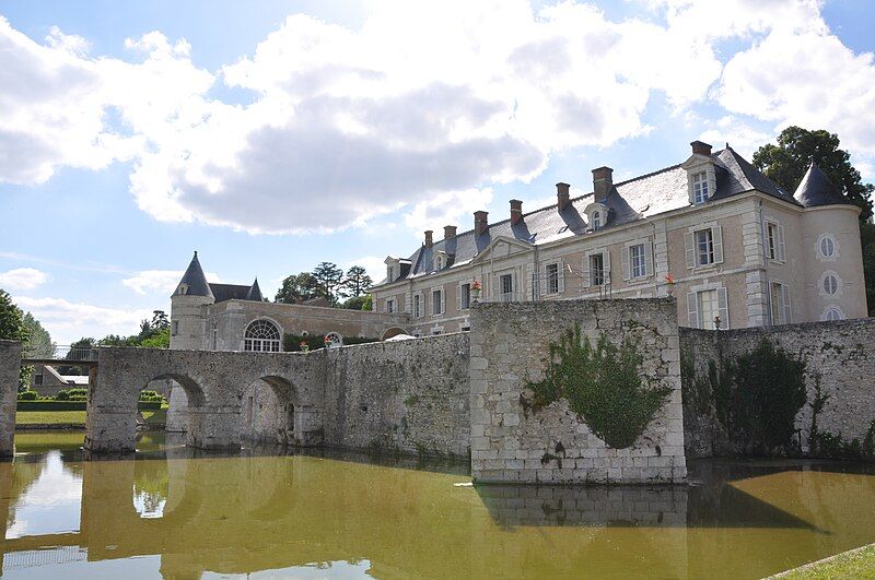 File:Château-de-Saint-Denis-sur-Loire-9.JPG