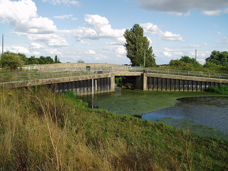 File:FloodGatesSleafordNavigation.JPG