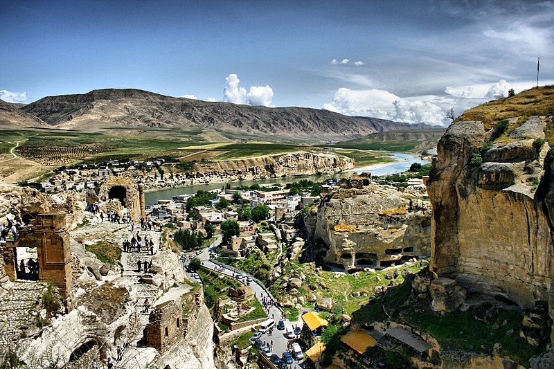 File:Hasankeyf Castle.jpg