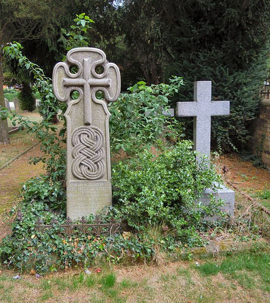 File:Headstones Biggleswade Cemetery.jpg