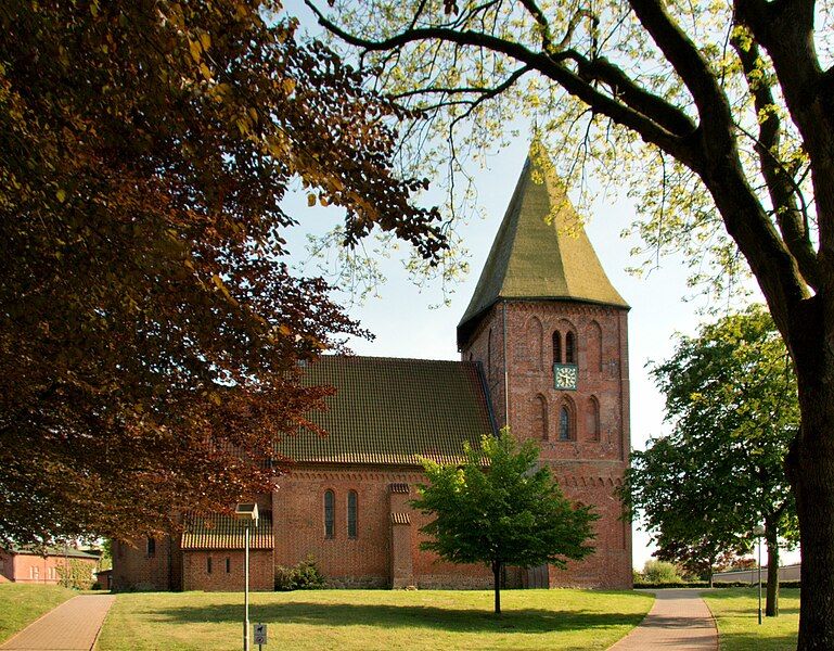 File:Kirche Zarpen.jpg