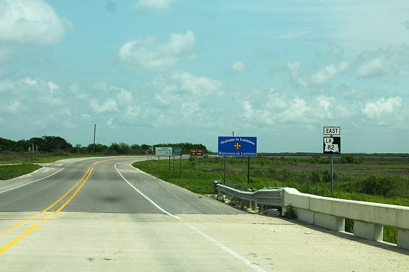 File:LA82EastRoadSign-StateBorder.jpg