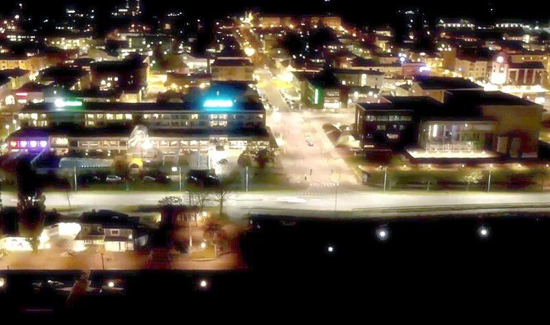 File:Mariehamn at night.jpg