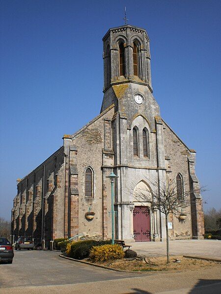 File:Massérac - église.JPG