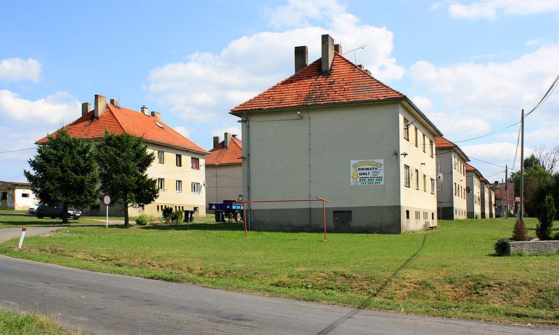 File:Okrouhlá, tenement houses.jpg