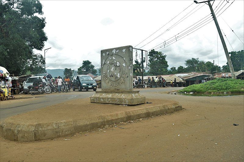 File:Roundabout, Gidan Waya.jpg