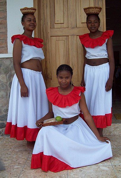 File:Danzantes afroecuatorianas.jpg