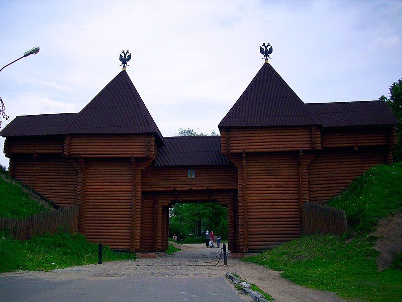 File:Dmitrov Nikolskye gates.JPG