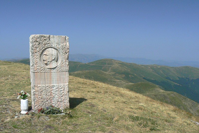 File:Kom-basrelief-view.JPG