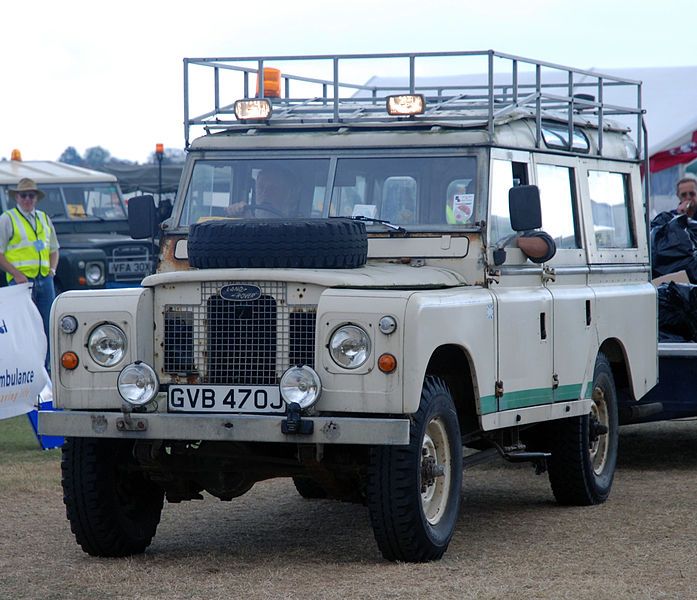 File:Land Rover (1392444602).jpg