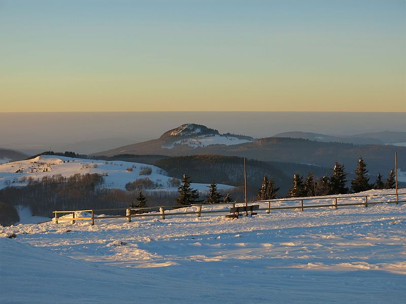 File:Milseburg bei Inversionswetterlage.JPG