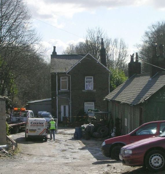 File:Ovenden-railway-building-by-Betty-Longbottom.jpg