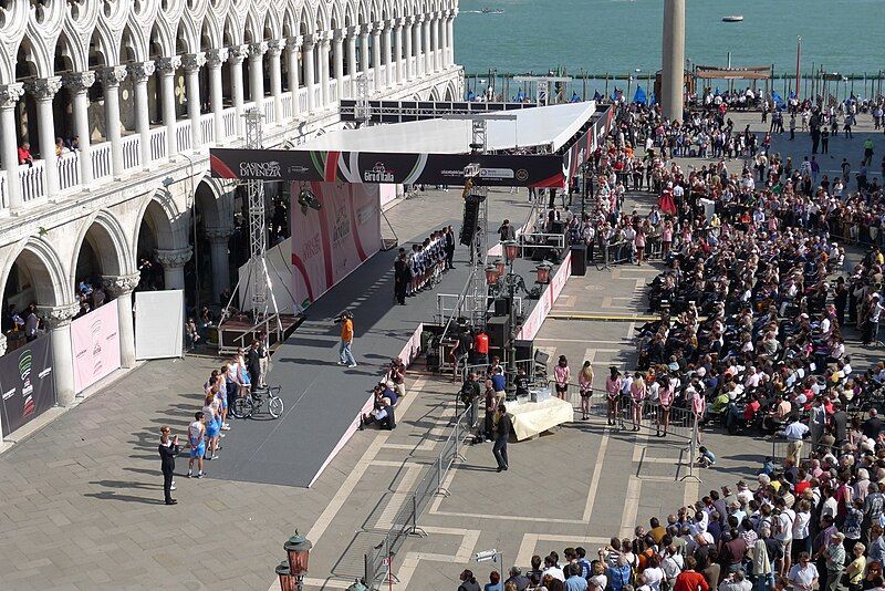 File:TeamsPresentationsGiro2009Venice.jpg