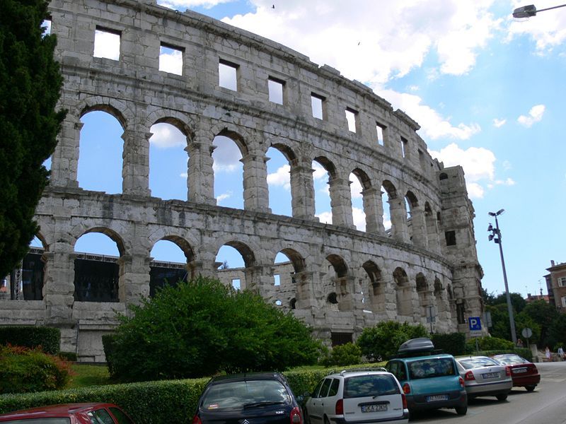 File:Arènes de Pula.JPG