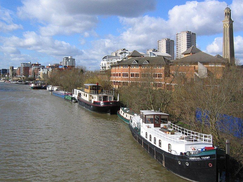 File:Brentford-houseboats-5840.jpg