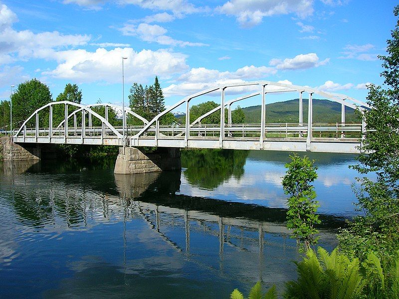 File:Bridge at Langvassåga.JPG