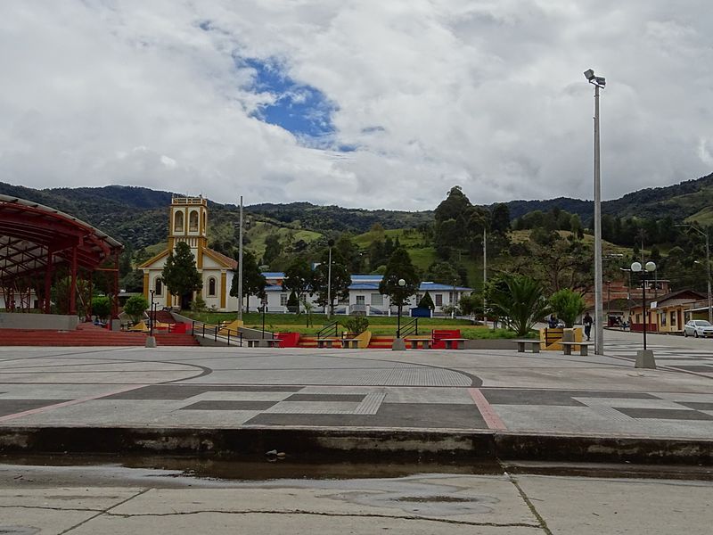 File:Colón Putumayo Parque.jpg