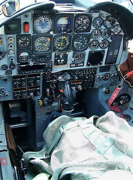 File:EMB-312 Cockpit.jpeg