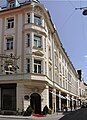 Restored old building on the Hackenstraße with retail and apartments