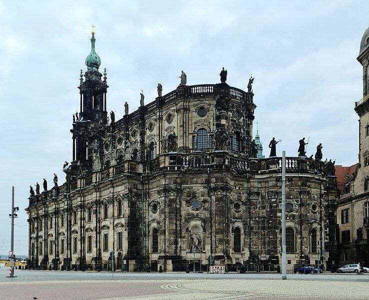 File:Katholische Hofkirche (Dresden).jpg