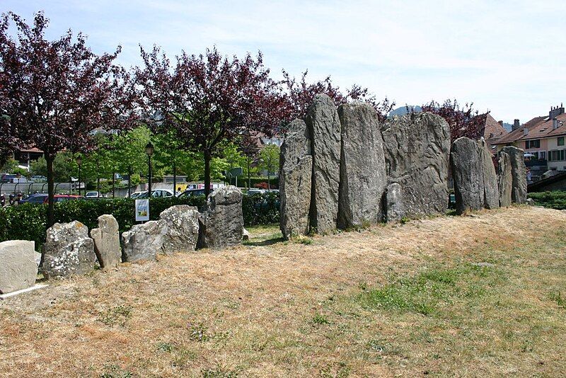 File:Lutry menhir1.JPG