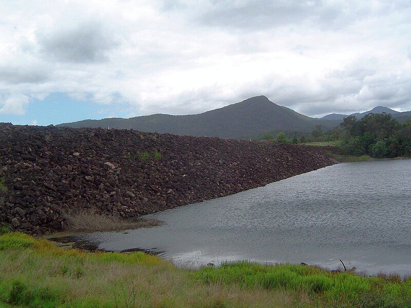 File:Maroon Dam wall.JPG