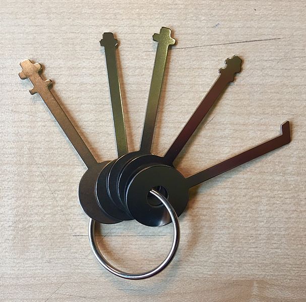 File:Padlock Skeleton Keys.jpg