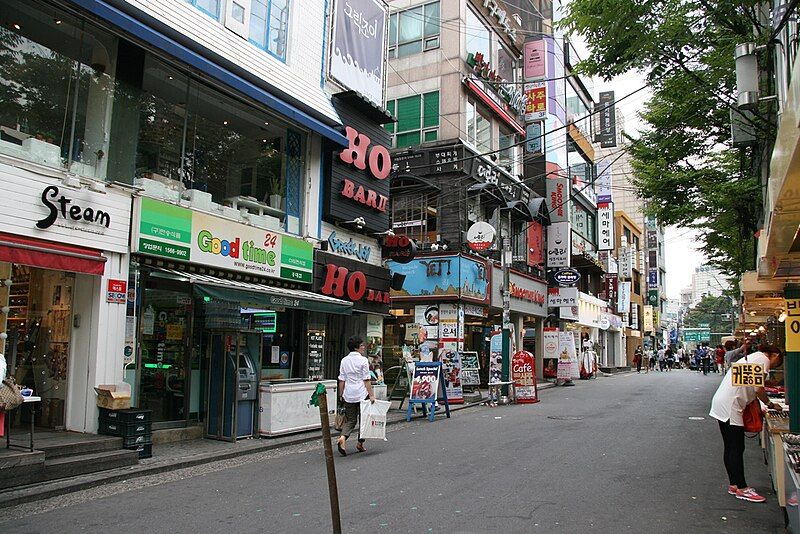 File:Wausan-ro 21-gil Hongdae.JPG