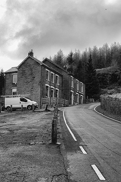 File:Brynffynon Hotel, Llanwonno.jpg