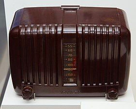 Streamlined Bakelite radio (1952)