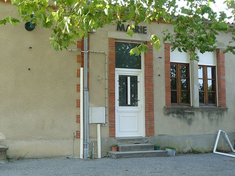 File:Folcarde mairie.JPG