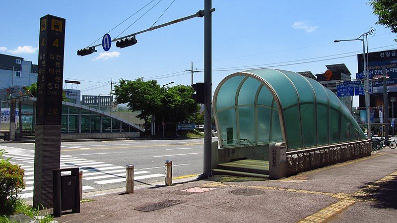 File:Gwangju-metro-114-KimDaejung-convention-center-station-entrance-4-20190521-120018.jpg