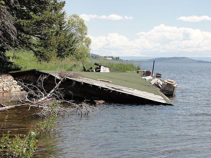 File:Hebgen Lake House.JPG