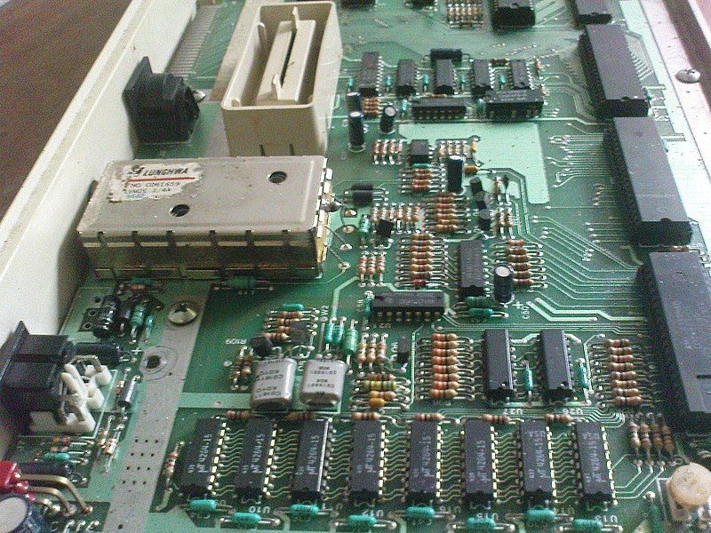 File:Inside Atari 800XL.JPG