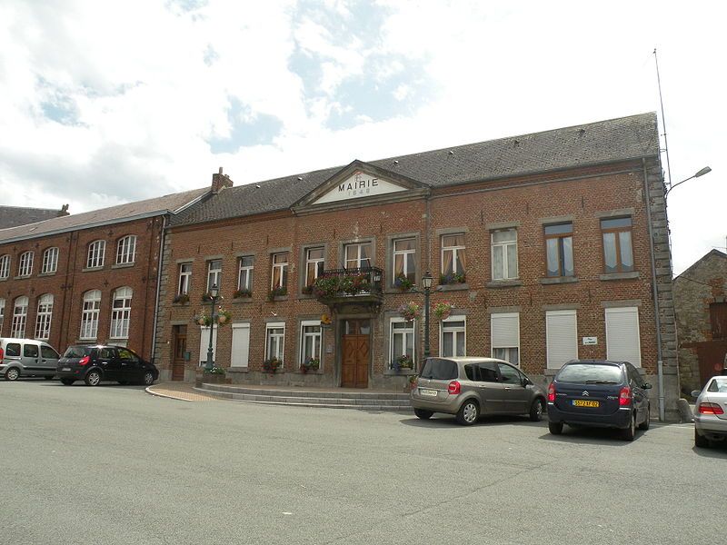 File:Mairie Étrœungt.JPG