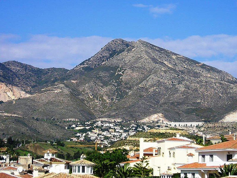 File:Monte Calamorro.jpg