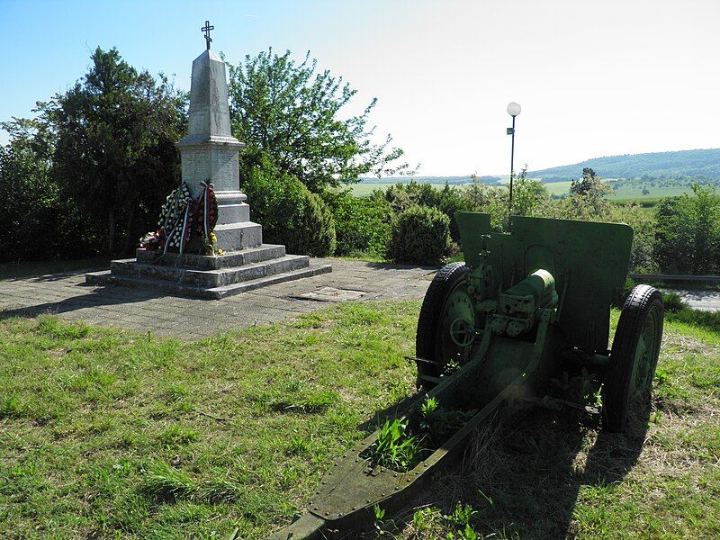 File:Monument in Musina,Bulgaria.jpg