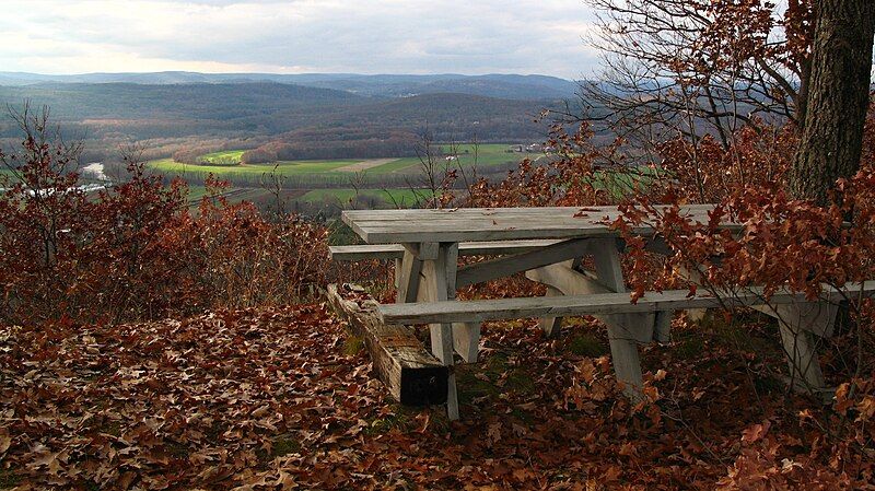 File:Pocumtuck Ridge Trail.JPG