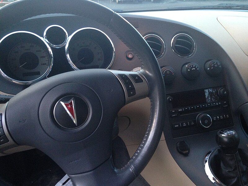 File:Pontiac Solstice Dash.jpg